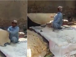 Keren! Pria Ini Mahir Buat Roti Ukuran Selimut dalam Waktu Singkat