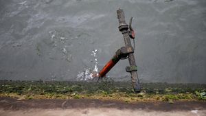 Potret Sampah Skuter di Sungai Paris