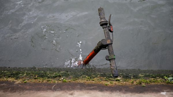 Potret Sampah Skuter di Sungai Paris