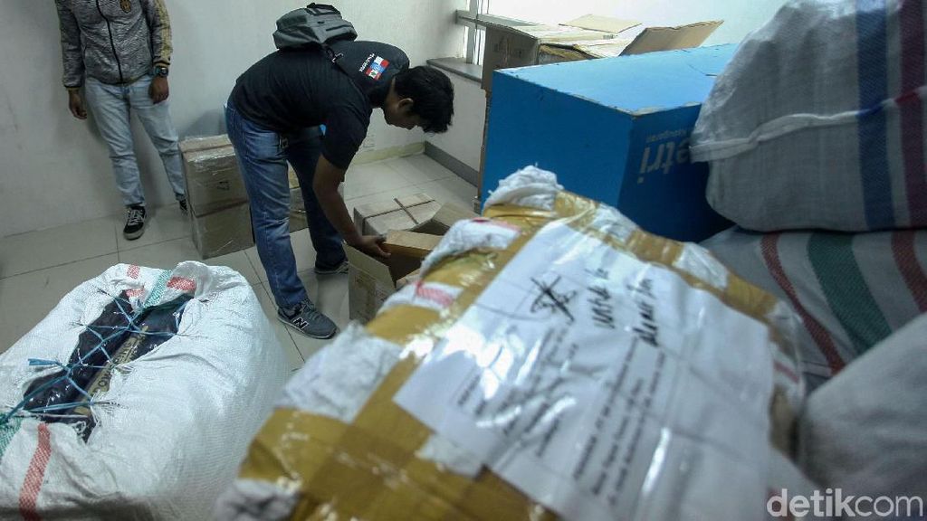 Polisi Gerebek Kantor QNET di Setiabudi soal Investasi Bodong Polisi Gerebek Kantor QNET di Setiabudi soal Investasi Bodong