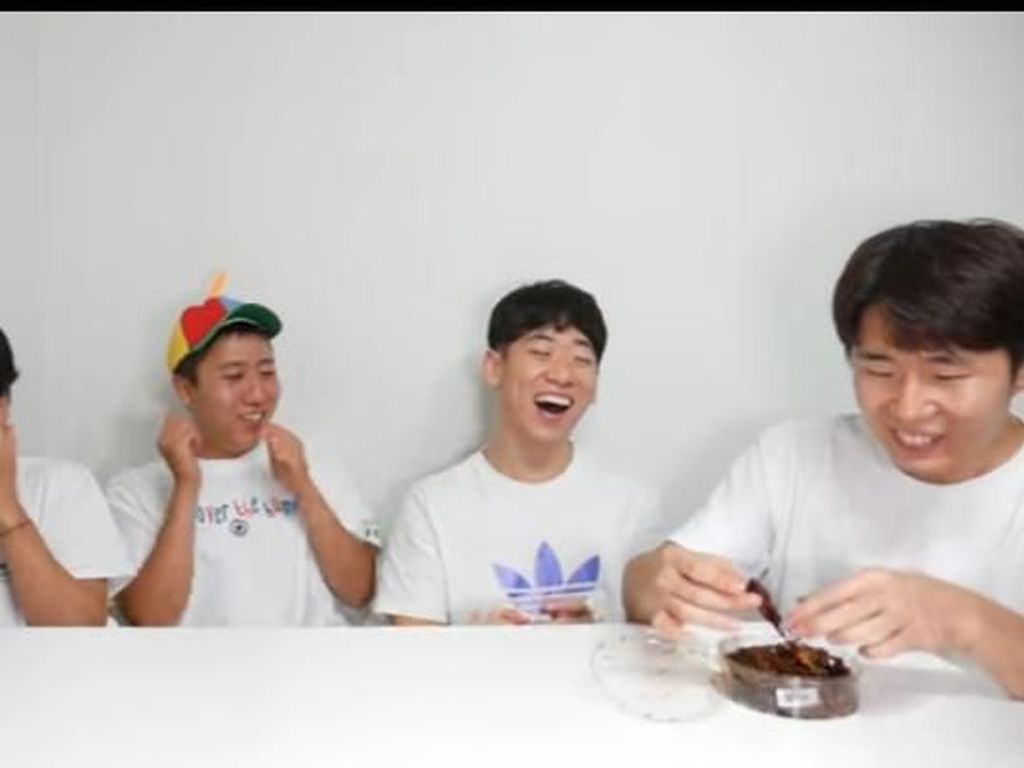 Hari Jisun Oleh-olehi Temannya Belalang dan Jangkrik Goreng Saat ke Korea Hari Jisun Oleh-olehi Temannya Belalang dan Jangkrik Goreng Saat ke Korea