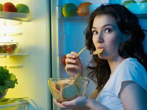 Menahan Lapar Tiap Malam dengan Snack Bar Apakah Sehat? Menahan Lapar Tiap Malam dengan Snack Bar Apakah Sehat?