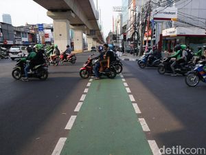 Pergub Diteken Anies, Pemotor-Pemobil Masuk Jalur Sepeda Akan Didenda