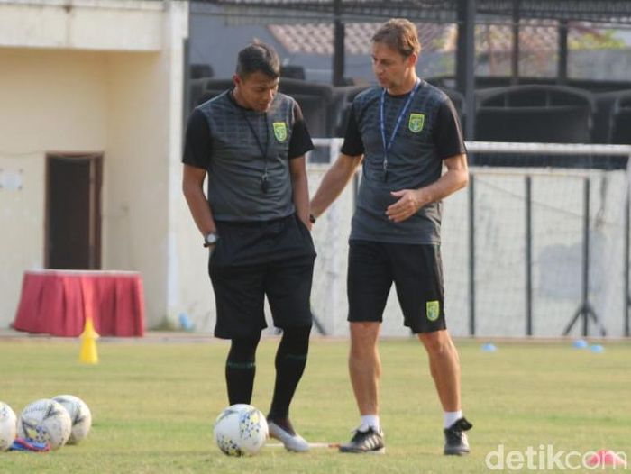 Wolfgang Pikal mundur dari kursi pelatih Persebaya Surabaya. (Foto: Suparno/detikcom)