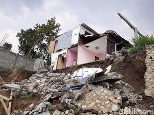 Tanah Ambrol, Rumah di Permukiman Mewah Bandung Barat Rusak Berat Tanah Ambrol, Rumah di Permukiman Mewah Bandung Barat Rusak Berat