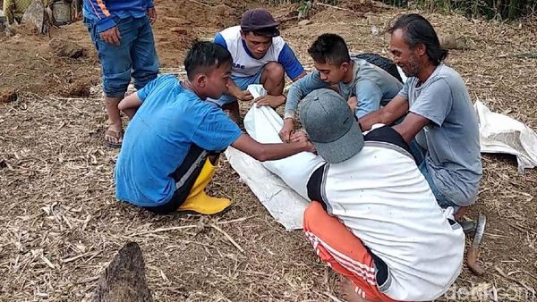 Tanah di Garut Retak, Puluhan Jenazah Dipindahkan