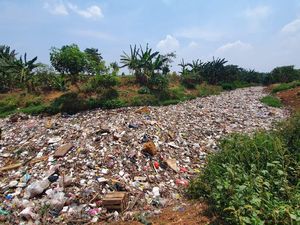 Kali Jambe Bekasi Penuh Sampah, Camat: Besok Dirapatkan dengan Pemkab Kali Jambe Bekasi Penuh Sampah, Camat: Besok Dirapatkan dengan Pemkab