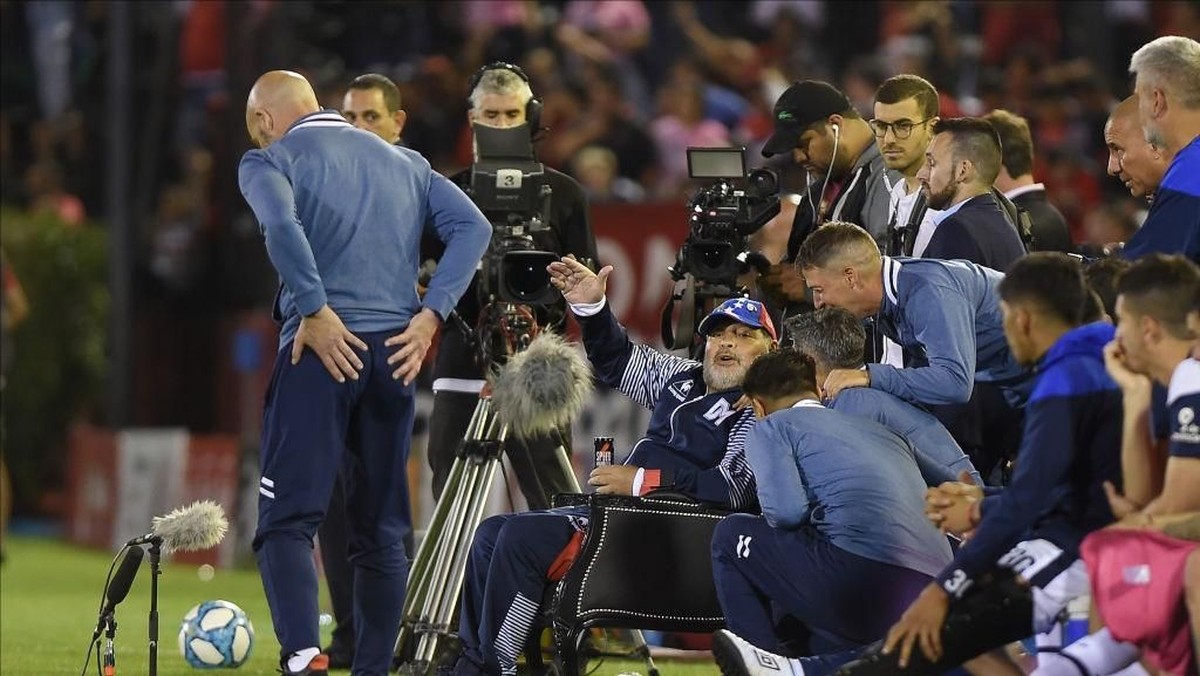 Diego Maradona duduk bak raja saat menyaksikan timnya bertanding (Luciano Bisbal/Getty Images)