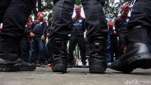 Ratusan Buruh Geruduk Kantor Anies Tuntut UMP Rp 4,6 Juta