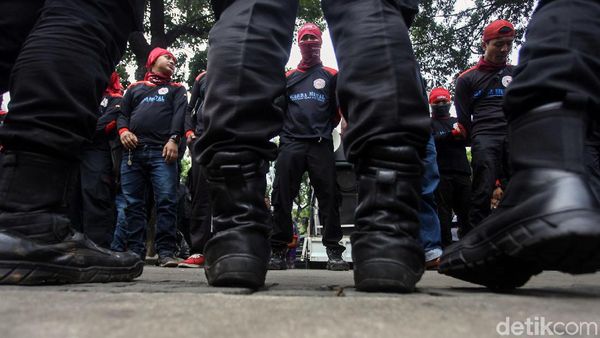 Ratusan Buruh Geruduk Kantor Anies Tuntut UMP Rp 4,6 Juta