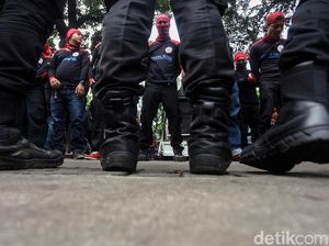 Ratusan Buruh Geruduk Kantor Anies Tuntut UMP Rp 4,6 Juta