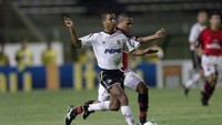 Berada di posisi 10 daftar ini adalah Marcelinho Carioca. Gelandang serang asal Brasil ini tercatat mengoleksi 59 gol melalui tendangan bebas. (Allsport UK/ALLSPORT)