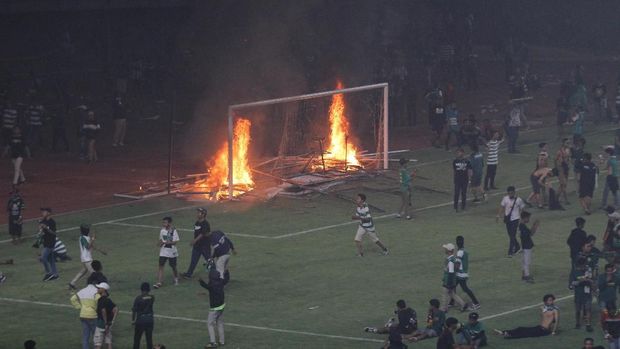 Bonek mengamuk usai Persebaya kalah 2-3 dari PSS.