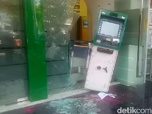 Nyaris Digondol Maling, ATM di Semarang Nyangkut di Pintu Bilik