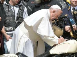 Ini Harley-Davidson Tanda Tangan Paus yang Dilelang