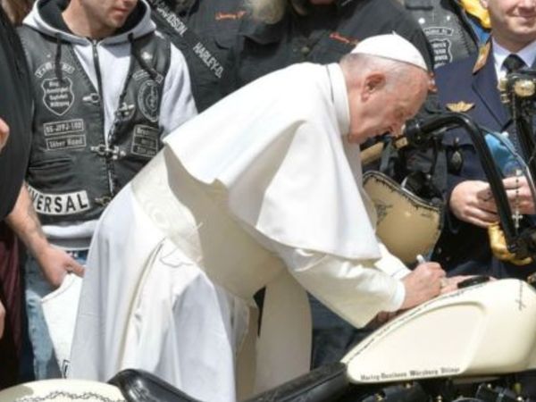 Ini Harley-Davidson Tanda Tangan Paus yang Dilelang