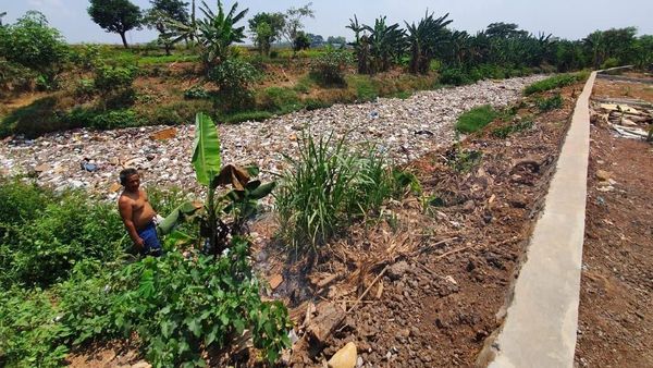 Kondisi Kali Jambe Bekasi yang Baunya Bikin Warga Sesak Napas