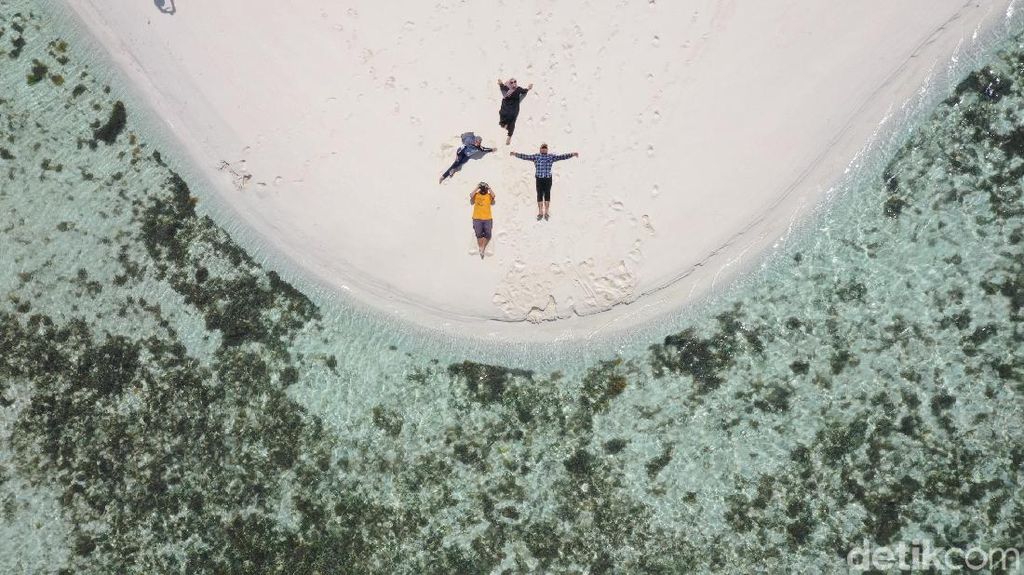 Foto Drone: Pantai yang Pasirnya Memanjang ke Depan 2 Km Foto Drone: Pantai yang Pasirnya Memanjang ke Depan 2 Km