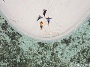 Foto Drone: Pantai yang Pasirnya Memanjang ke Depan 2 Km Foto Drone: Pantai yang Pasirnya Memanjang ke Depan 2 Km
