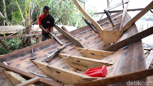 Mengintip Proses Pembuatan Kapal Pompong di Natuna