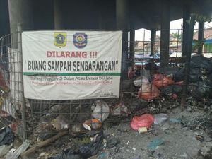 Jorok! Ada Tumpukan Sampah di Bawah Flyover Cileungsi Bogor