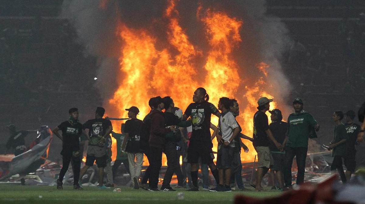 Kericuhan di Gelora Bung Tomo saat Persebaya Surabaya ditumbangkan PSS Sleman. (Foto: Moch Asim/pd/Antara)