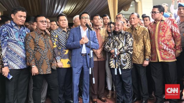 Ketua Komisi III DPR Herman Hery (tengah) meminta Polri semakin waspada pasca-bom Medan.
