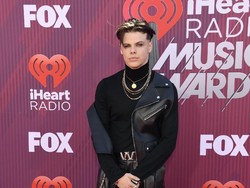 Rocker Cowok Ini Merasa Seksi Pakai Dress