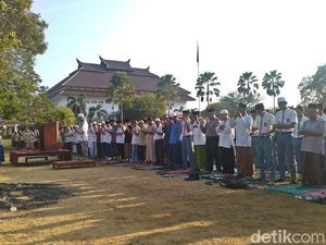 Ribuan Sumur Mengering, Ratusan Pelajar Pamekasan Salat Minta Hujan Ribuan Sumur Mengering, Ratusan Pelajar Pamekasan Salat Minta Hujan