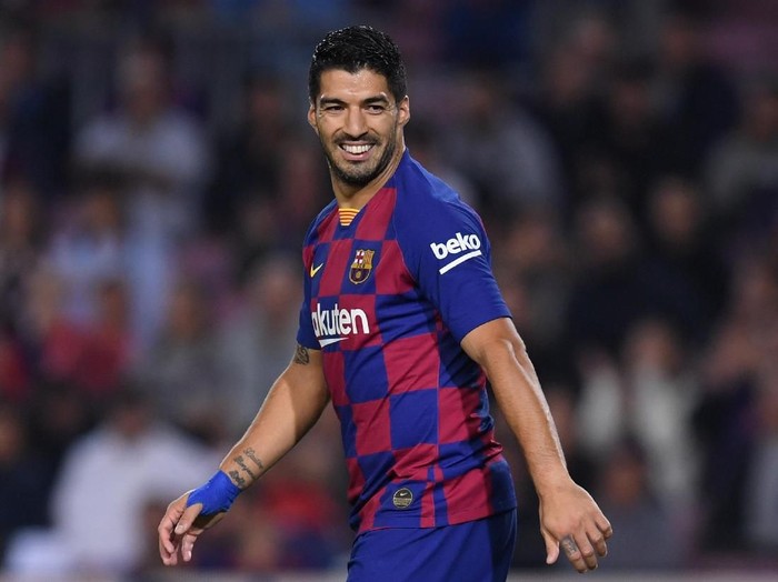 BARCELONA, SPAIN - OCTOBER 29: Luis Suarez of FC Barcelona looks on during the Liga match between FC Barcelona and Real Valladolid CF at Camp Nou on October 29, 2019 in Barcelona, Spain. (Photo by Alex Caparros/Getty Images)