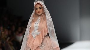 Bikin Pangling, Gaya Dewi Perssik Pakai Hijab Syari Saat Jadi Model