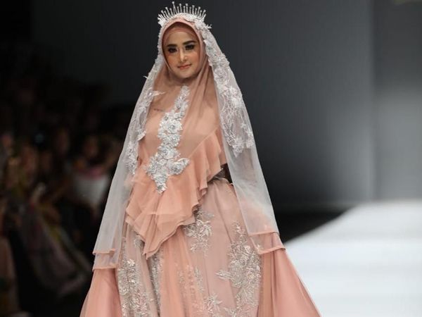 Bikin Pangling, Gaya Dewi Perssik Pakai Hijab Syari Saat Jadi Model