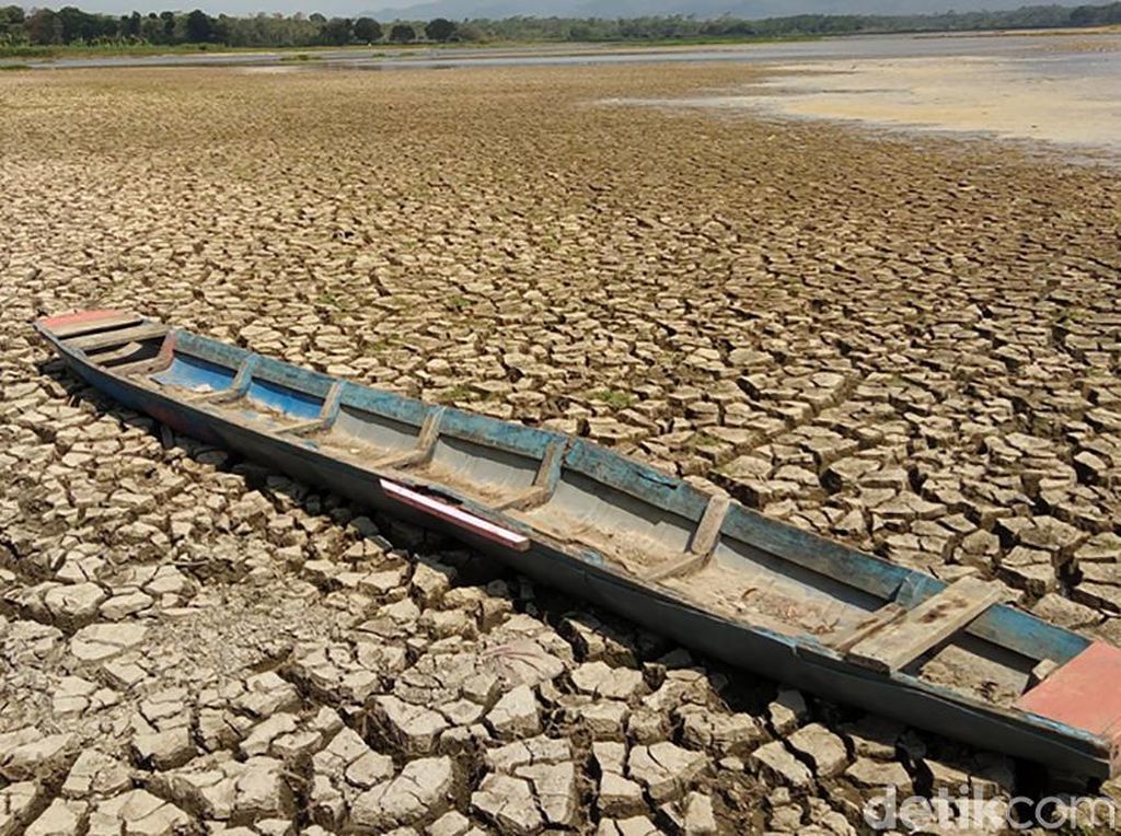 Potret Waduk Mrica Banjarnegara Mengering Akibat Kemarau Potret Waduk Mrica Banjarnegara Mengering Akibat Kemarau