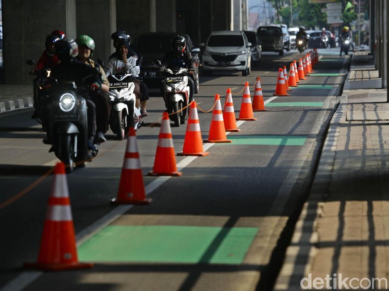 Pengendara Perlu Waspada, Lintasi Jalur Sepeda Kena Denda