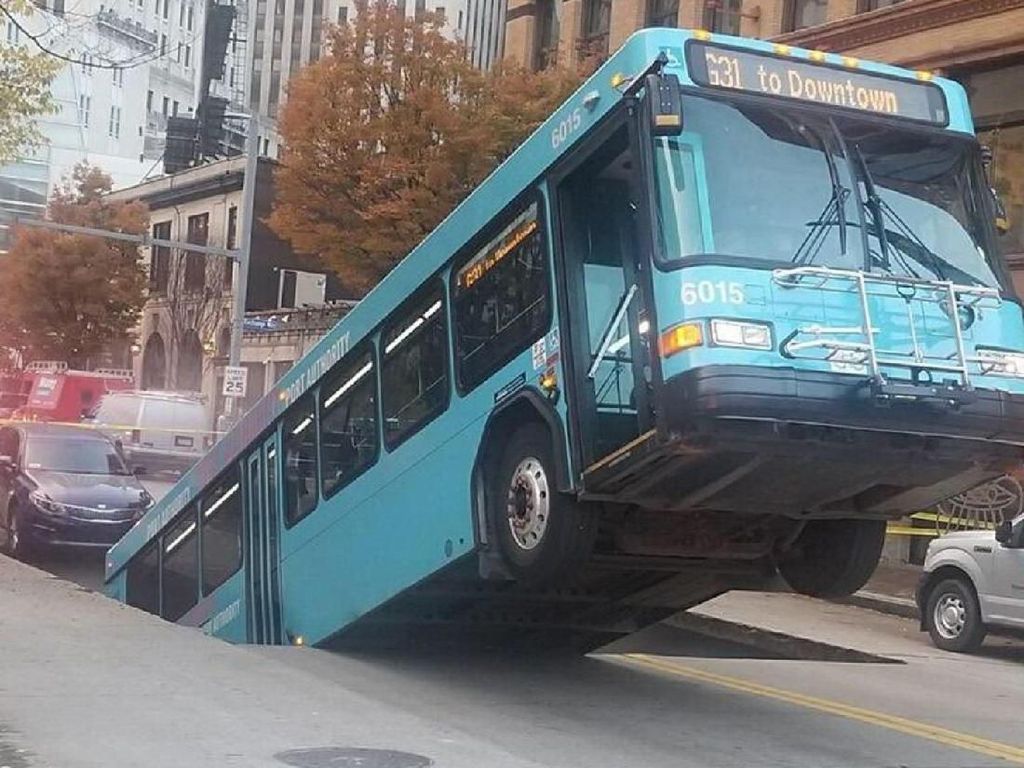 Muncul Lubang Misterius di Jalanan, Bus Ini Tertelan! Muncul Lubang Misterius di Jalanan, Bus Ini Tertelan!