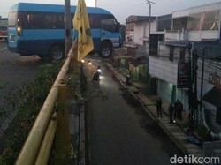 Mobil Jemputan Karyawan Nyaris Terjun dari Flyover Cimindi