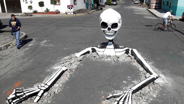 Ngeri! Tengkorak Raksasa Muncul dari Dalam Tanah di Meksiko