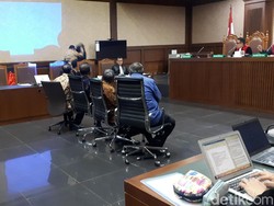 Hakim ke Saksi Sidang Rommy: Jangan Lempar Batu Sembunyi Tangan