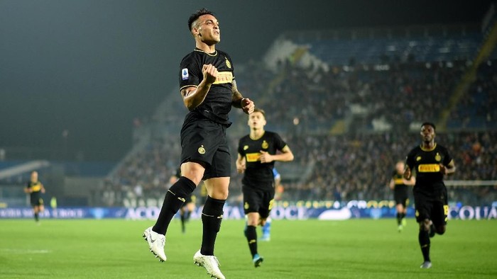Soccer Football - Serie A - Brescia v Inter Milan - Stadio Mario Rigamonti, Brescia, Italy - October 29, 2019  Inter Milans Lautaro Martinez celebrates scoring their first goal   REUTERS/Daniele Mascolo
