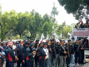 Minta UMP Naik 16%, Ratusan Buruh Geruduk Kantor Anies