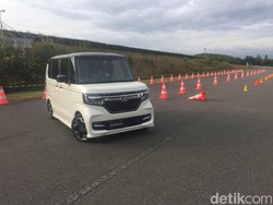Menjajal Mobil Mungil Honda Berteknologi Bebas Kecelakaan