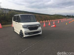 Menjajal Mobil Mungil Honda Berteknologi Bebas Kecelakaan Menjajal Mobil Mungil Honda Berteknologi Bebas Kecelakaan