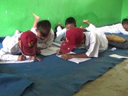 2 Kelas di SDN Lebak Tak Punya Meja-Kursi 8 Tahun, Siswa Belajar Lesehan