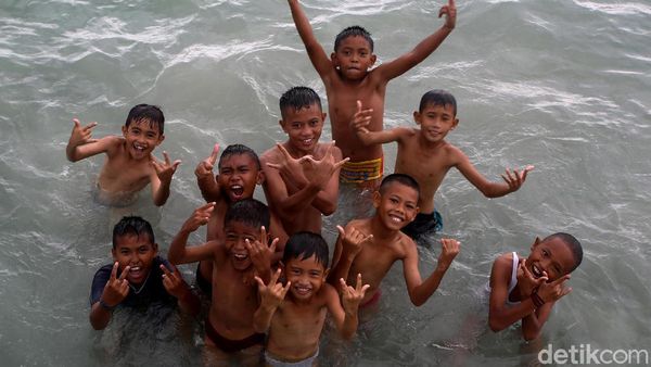 Potret Keceriaan Anak-anak di Perbatasan RI Bermain Air