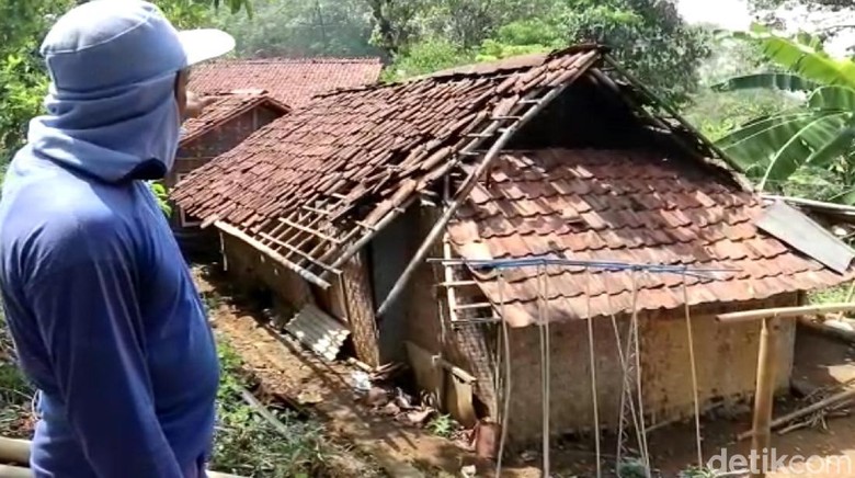 Puting Beliung Rusak Belasan Rumah di Cibadak Sukabumi Puting Beliung Rusak Belasan Rumah di Cibadak Sukabumi