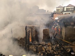 Kebakaran Dekat Stasiun Taman Kota Akibat Korsleting, 24 Rumah Hangus