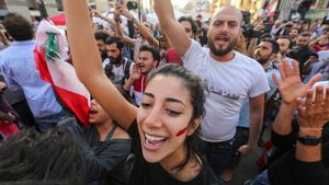 Luapan Kegembiraan Demonstran Usai PM Lebanon Umumkan Pengunduran Diri