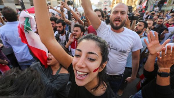 Luapan Kegembiraan Demonstran Usai PM Lebanon Umumkan Pengunduran Diri
