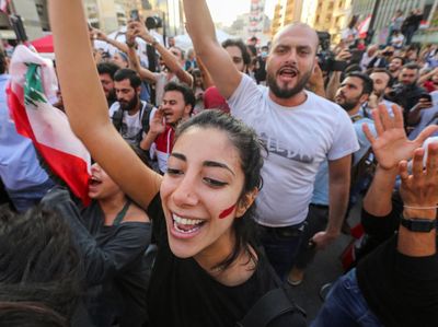 Luapan Kegembiraan Demonstran Usai PM Lebanon Umumkan Pengunduran Diri