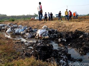 Penampakan Lumpur Beracun yang Sengaja Dikubur di Karawang Penampakan Lumpur Beracun yang Sengaja Dikubur di Karawang